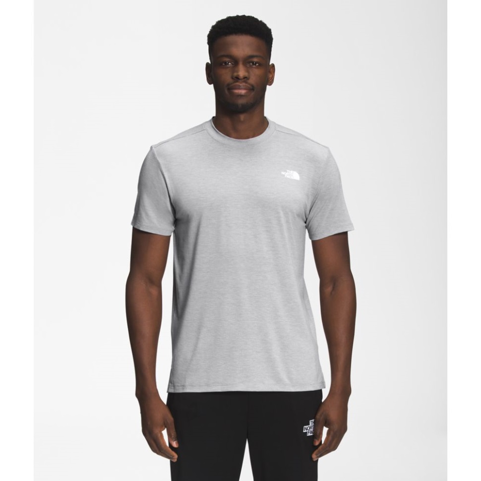 يتجول الرجال الرماديون بأكمام قصيرة قمزة الوجه الشمالي