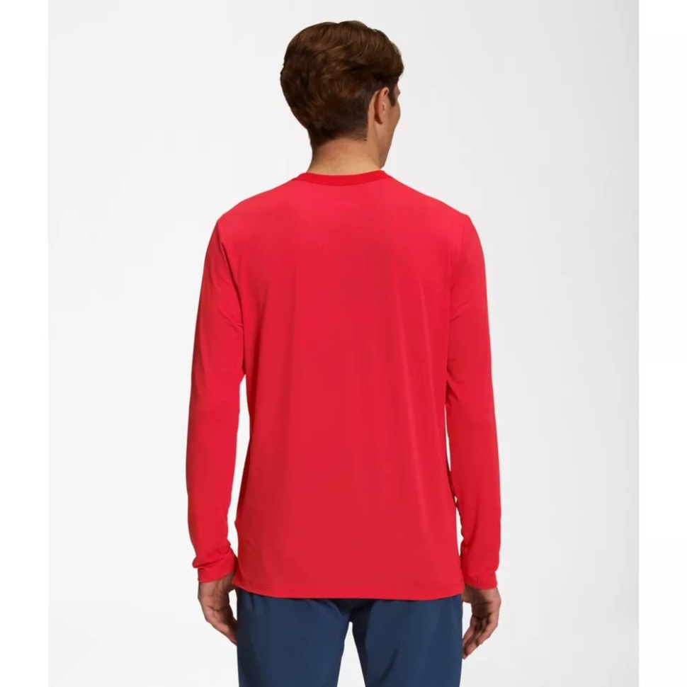 يتجول الرجال بأكمام طويلة حمراء الوجه الشمالي