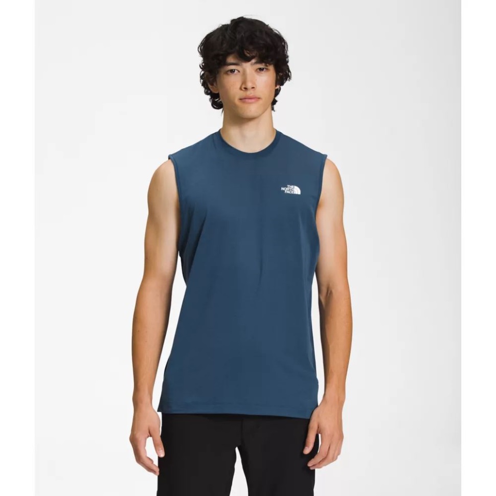 يتجول الرجال بلا أكمام في مواجهة الشمال باللون الأزرق المظلل