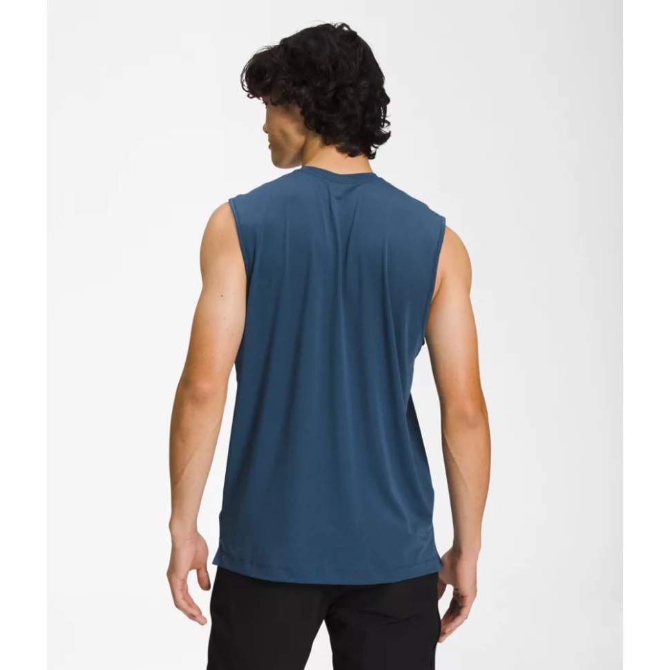 يتجول الرجال بلا أكمام في مواجهة الشمال باللون الأزرق المظلل