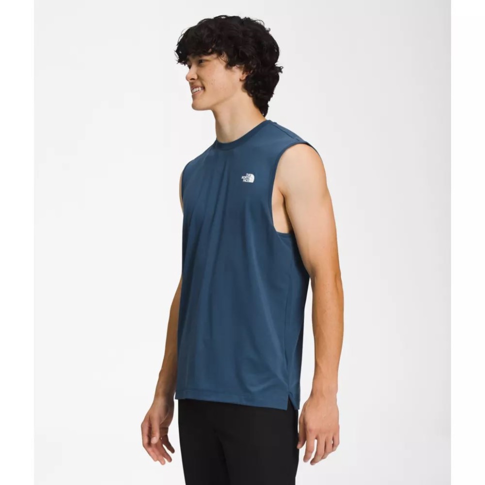 يتجول الرجال بلا أكمام في مواجهة الشمال باللون الأزرق المظلل