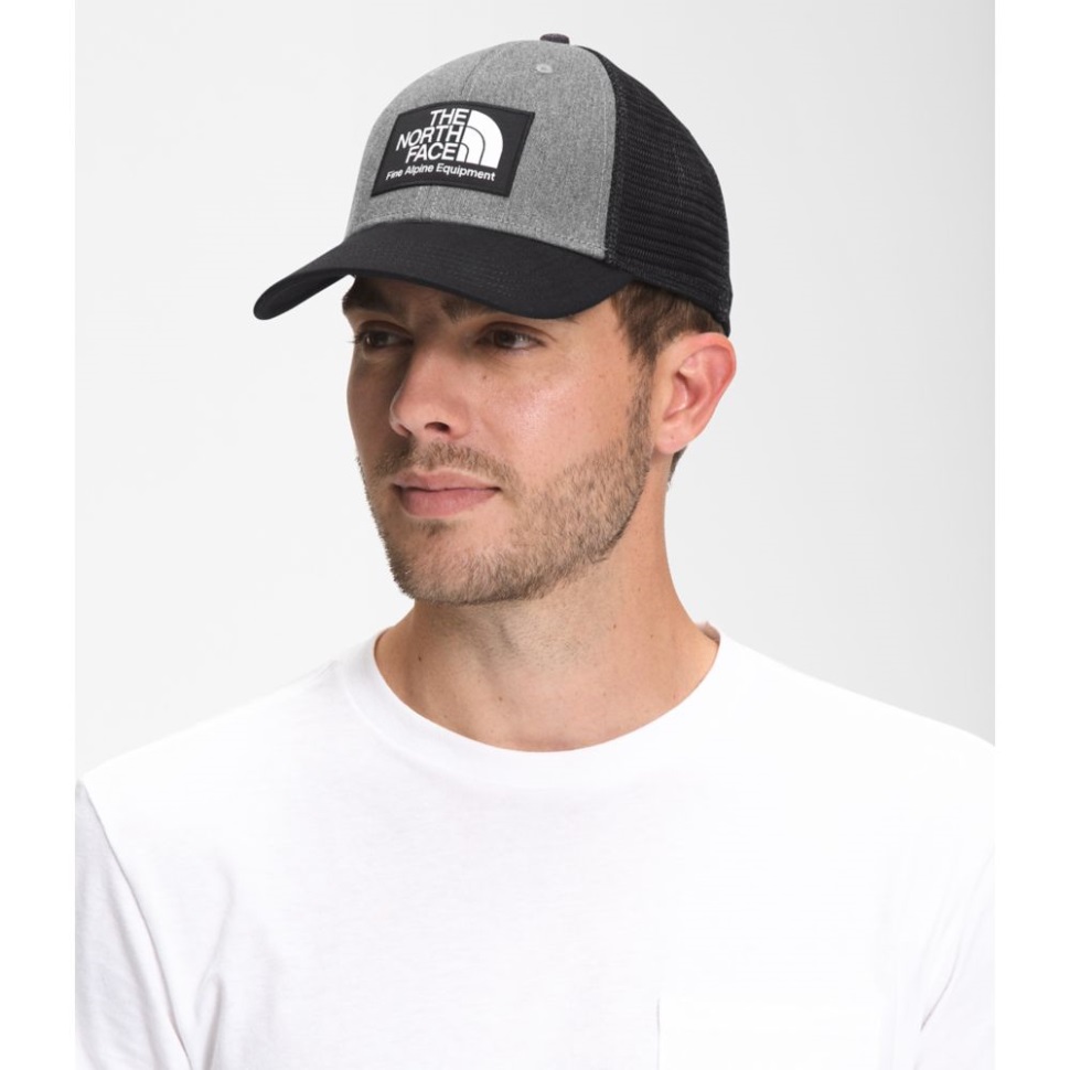 سائق شاحنة الوحل ، وجه الشمال رمادي