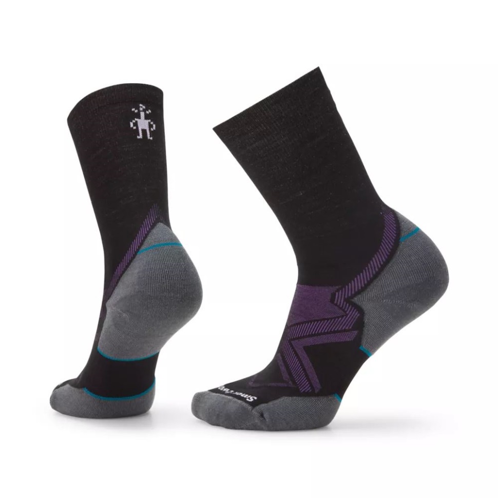 النساء السوداوات الوجه الشمالي يركضن في الطقس البارد مستهدفين جوارب طاقم وسادة