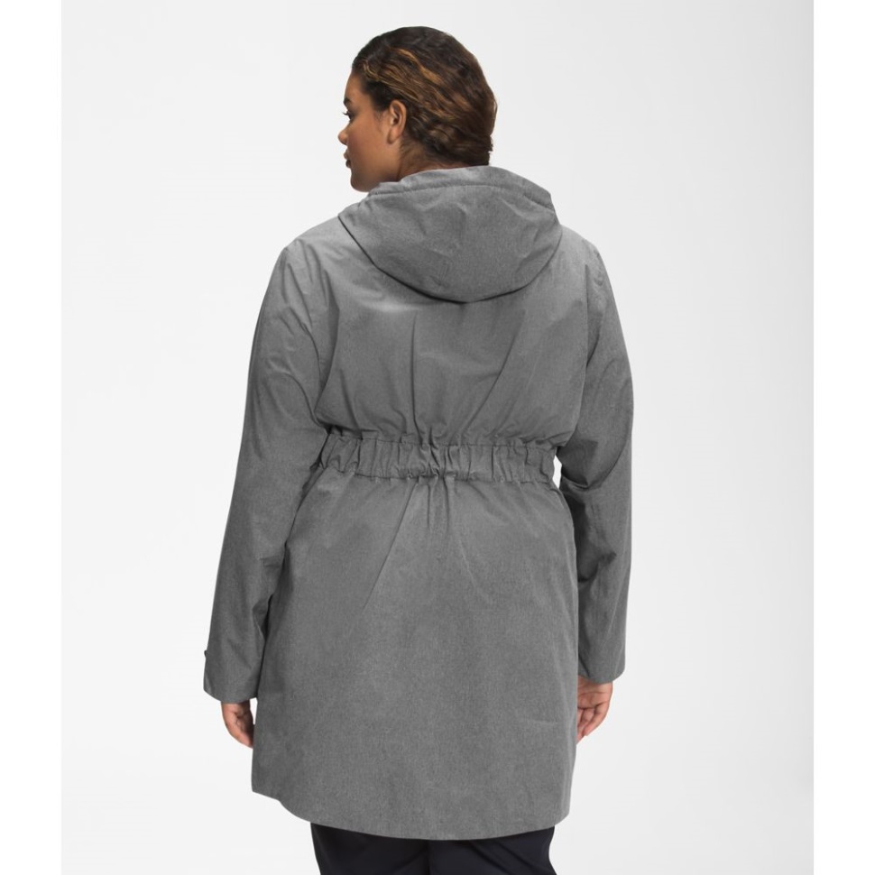 المرأة الرمادية في مواجهة الشمال بالإضافة إلى سترة المطر نسيم المدينة الثاني