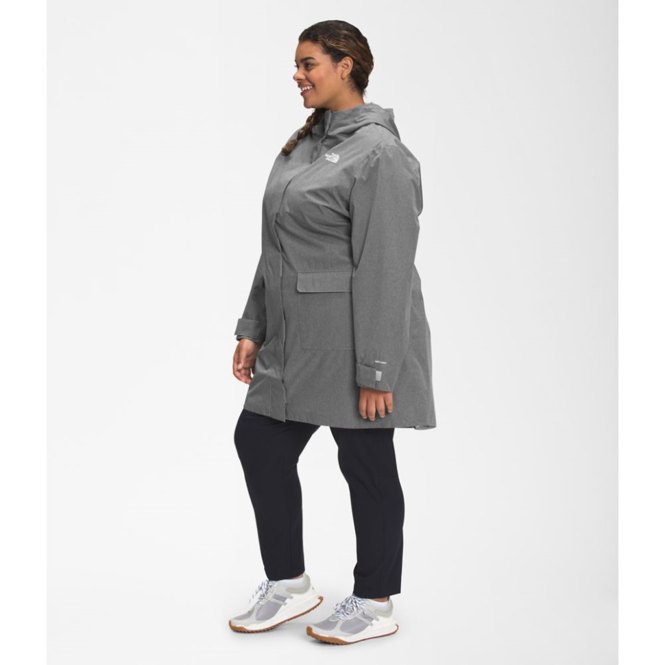 المرأة الرمادية في مواجهة الشمال بالإضافة إلى سترة المطر نسيم المدينة الثاني