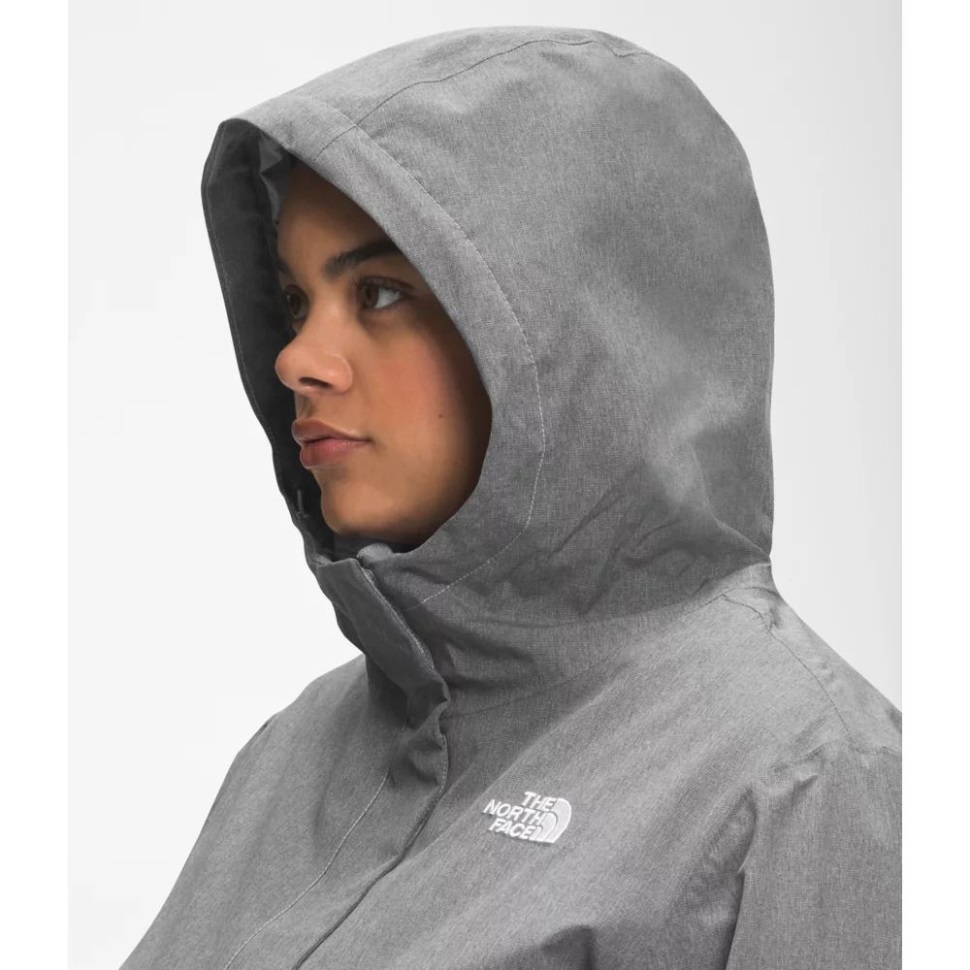 المرأة الرمادية في مواجهة الشمال بالإضافة إلى سترة المطر نسيم المدينة الثاني