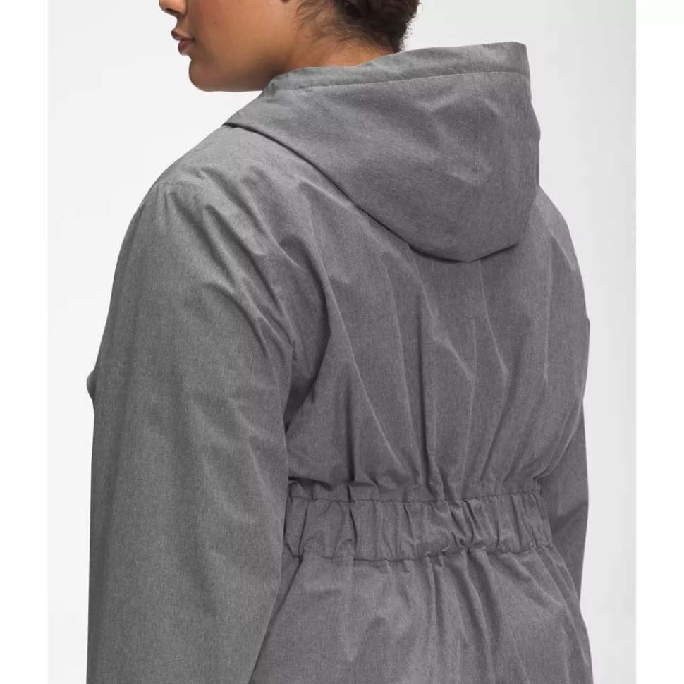 المرأة الرمادية في مواجهة الشمال بالإضافة إلى سترة المطر نسيم المدينة الثاني