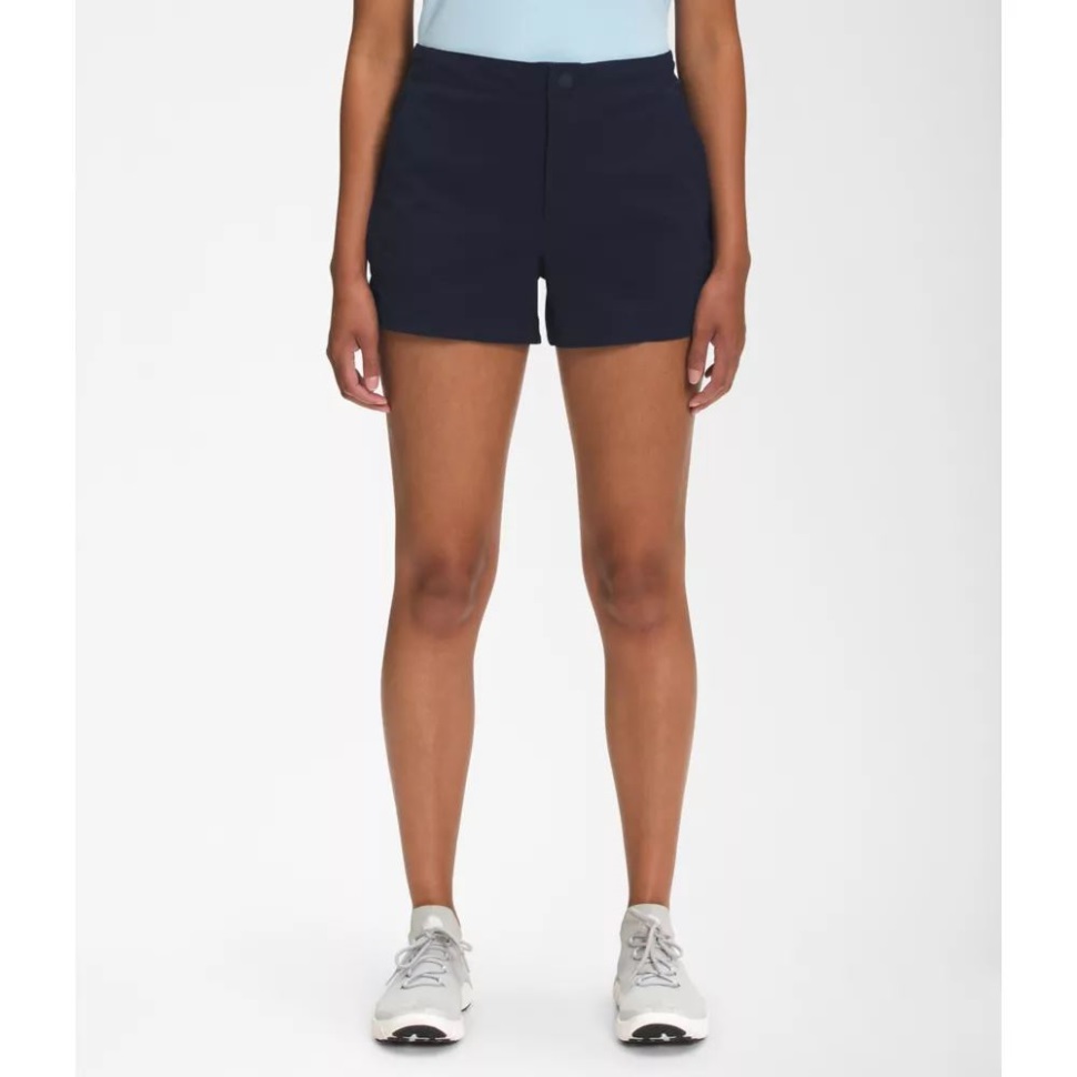 المرأة البحرية في مواجهة الشمال لا تتوقف أبدًا عن ارتداء السراويل القصيرة