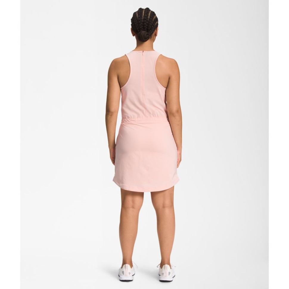 المرأة ذات اللون الوردي الرملي في الشمال لا تتوقف أبدًا عن ارتداء فستان المغامرة