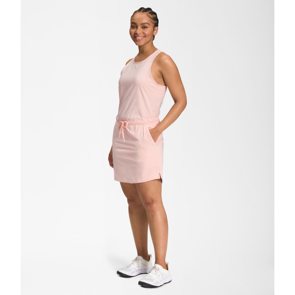 المرأة ذات اللون الوردي الرملي في الشمال لا تتوقف أبدًا عن ارتداء فستان المغامرة