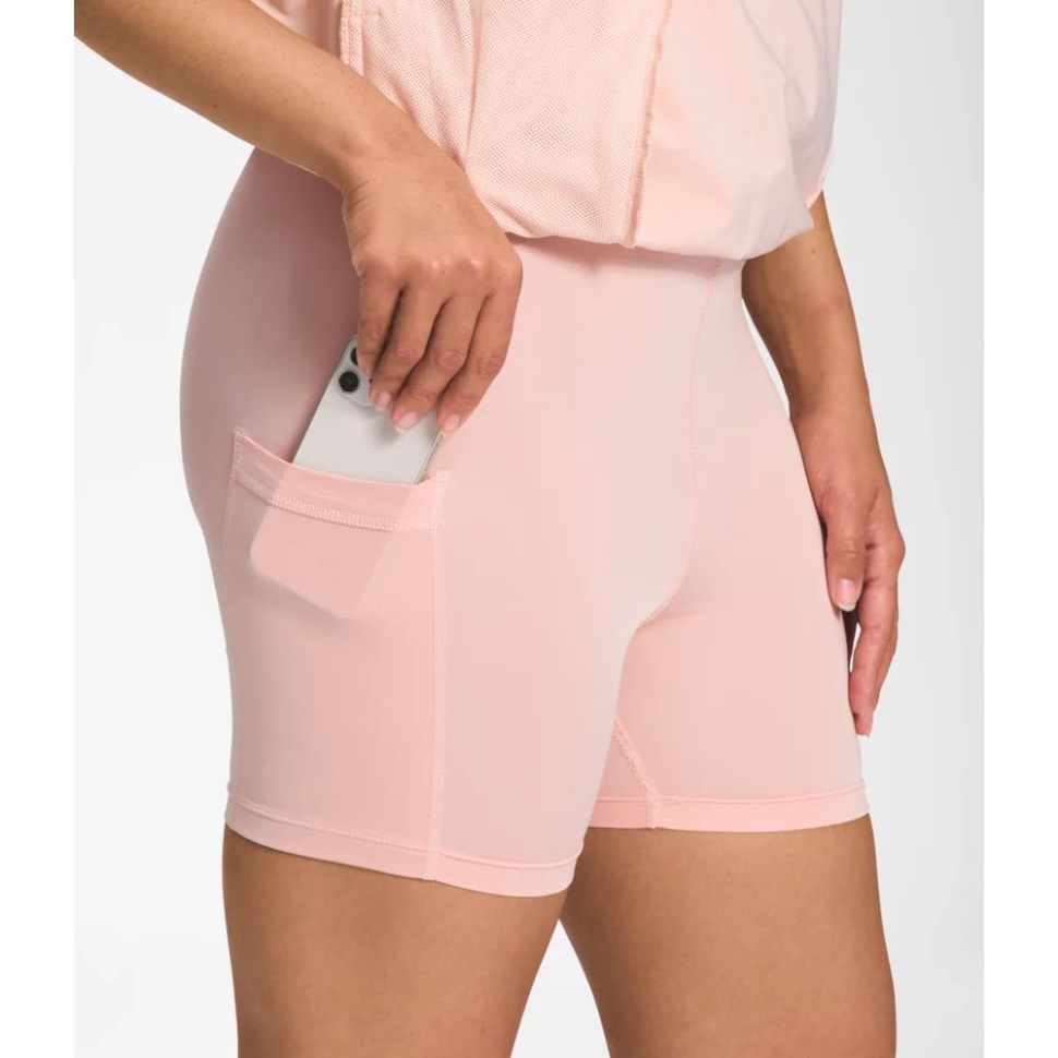 المرأة ذات اللون الوردي الرملي في الشمال لا تتوقف أبدًا عن ارتداء فستان المغامرة