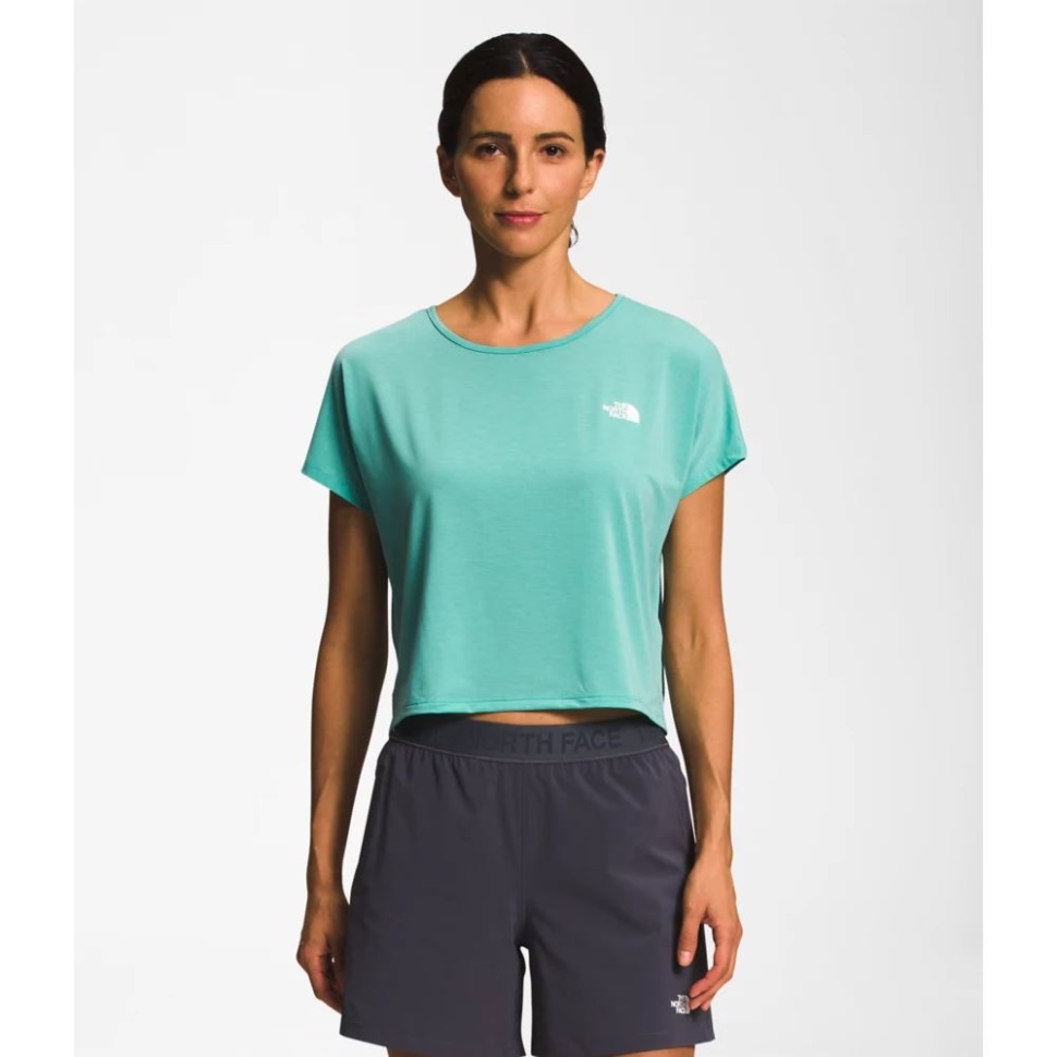 المرأة الواسابي الوجه الشمالي تتجول بأكمام قصيرة متقاطعة