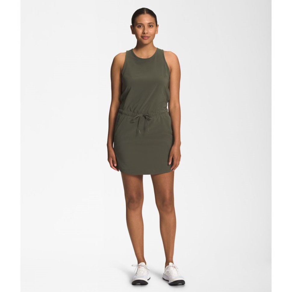 نساء الوجه الشمالي لا يتوقفن أبدًا عن ارتداء فستان المغامرة الجديد باللون الأخضر الداكن