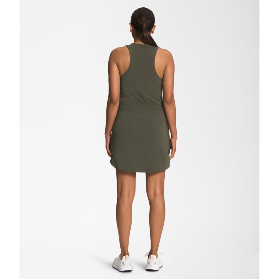 نساء الوجه الشمالي لا يتوقفن أبدًا عن ارتداء فستان المغامرة الجديد باللون الأخضر الداكن