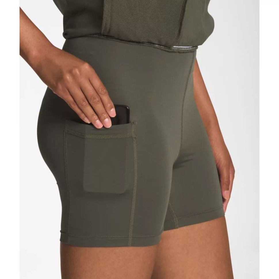 نساء الوجه الشمالي لا يتوقفن أبدًا عن ارتداء فستان المغامرة الجديد باللون الأخضر الداكن