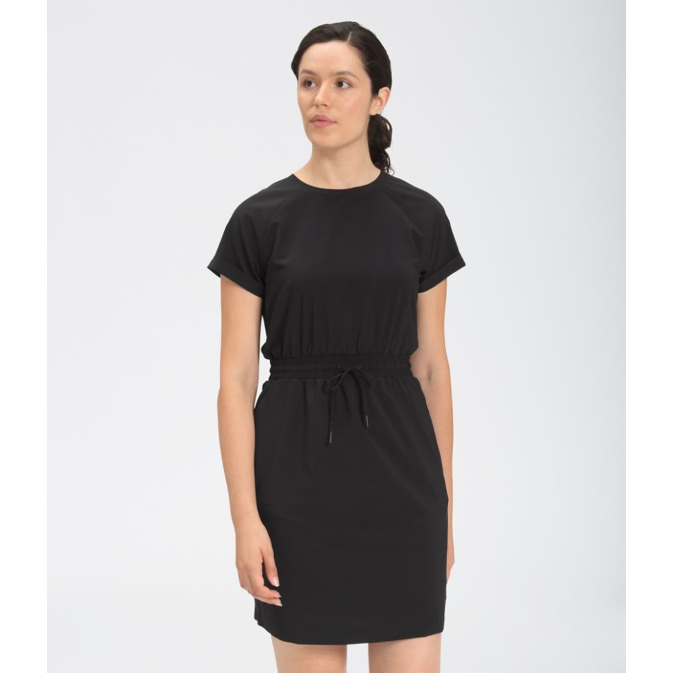 المرأة لا تتوقف أبدا عن لبس الثوب شمال الوجه الأسود