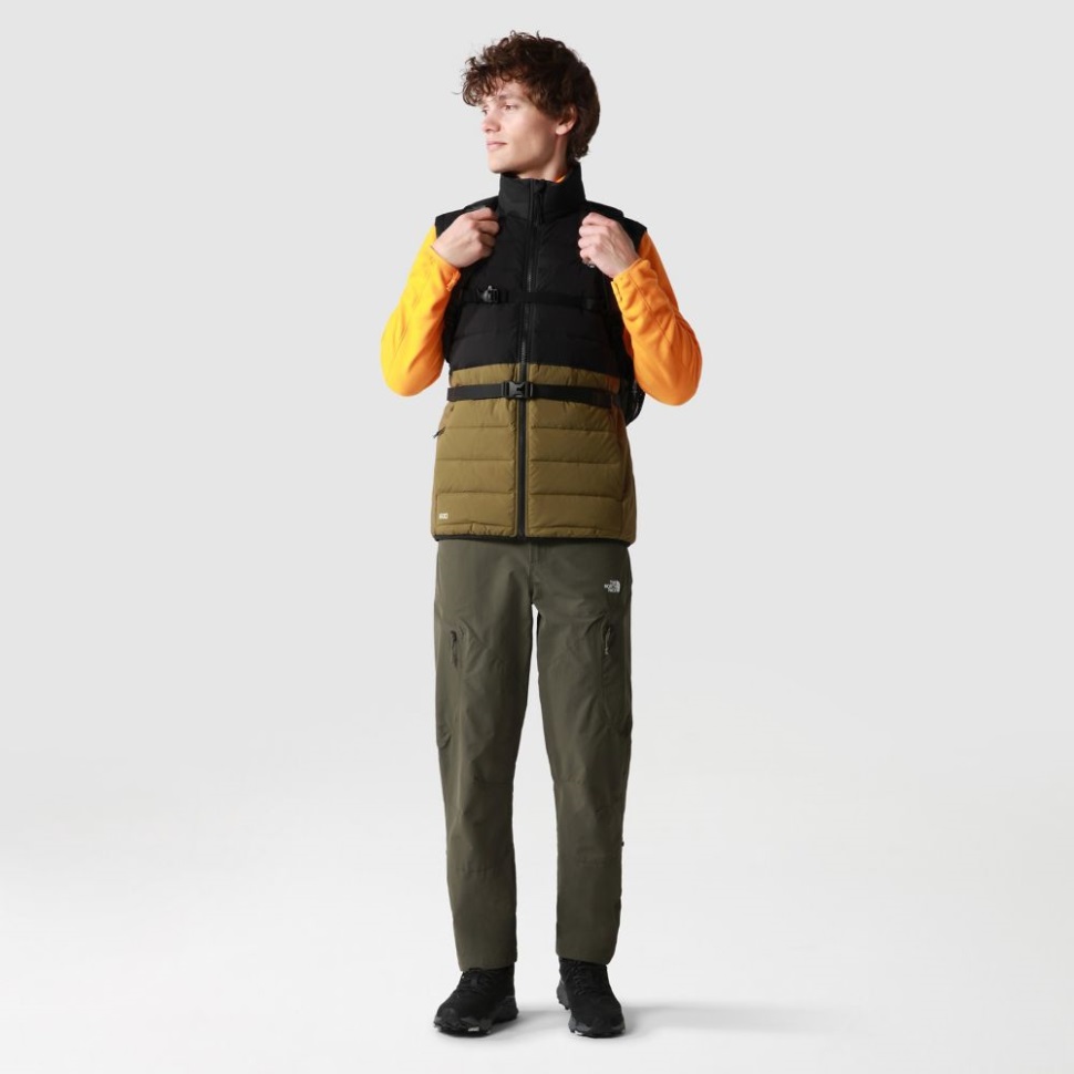 الرجال بيلفيو تمتد أسفل جيليه الوجه الشمالي الأسود