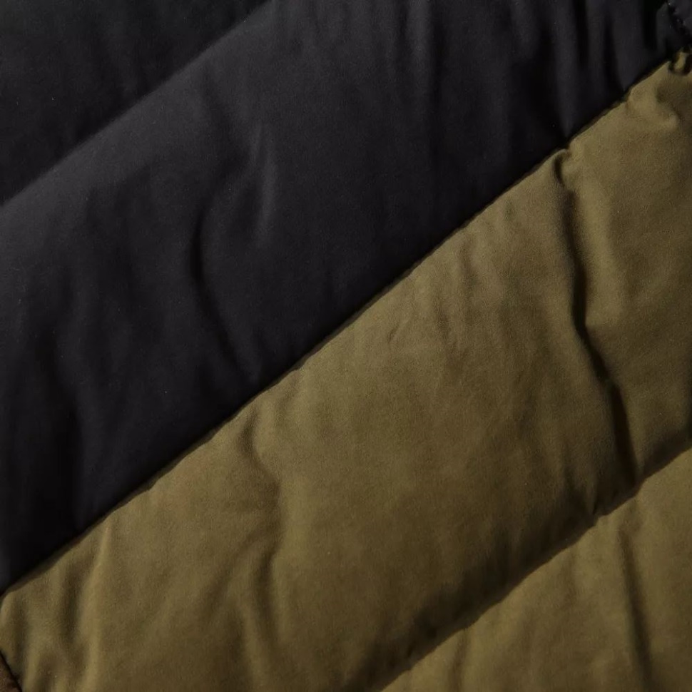 الرجال بيلفيو تمتد أسفل جيليه الوجه الشمالي الأسود