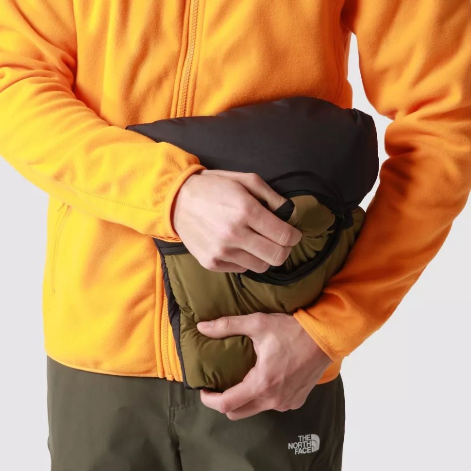 الرجال بيلفيو تمتد أسفل جيليه الوجه الشمالي الأسود