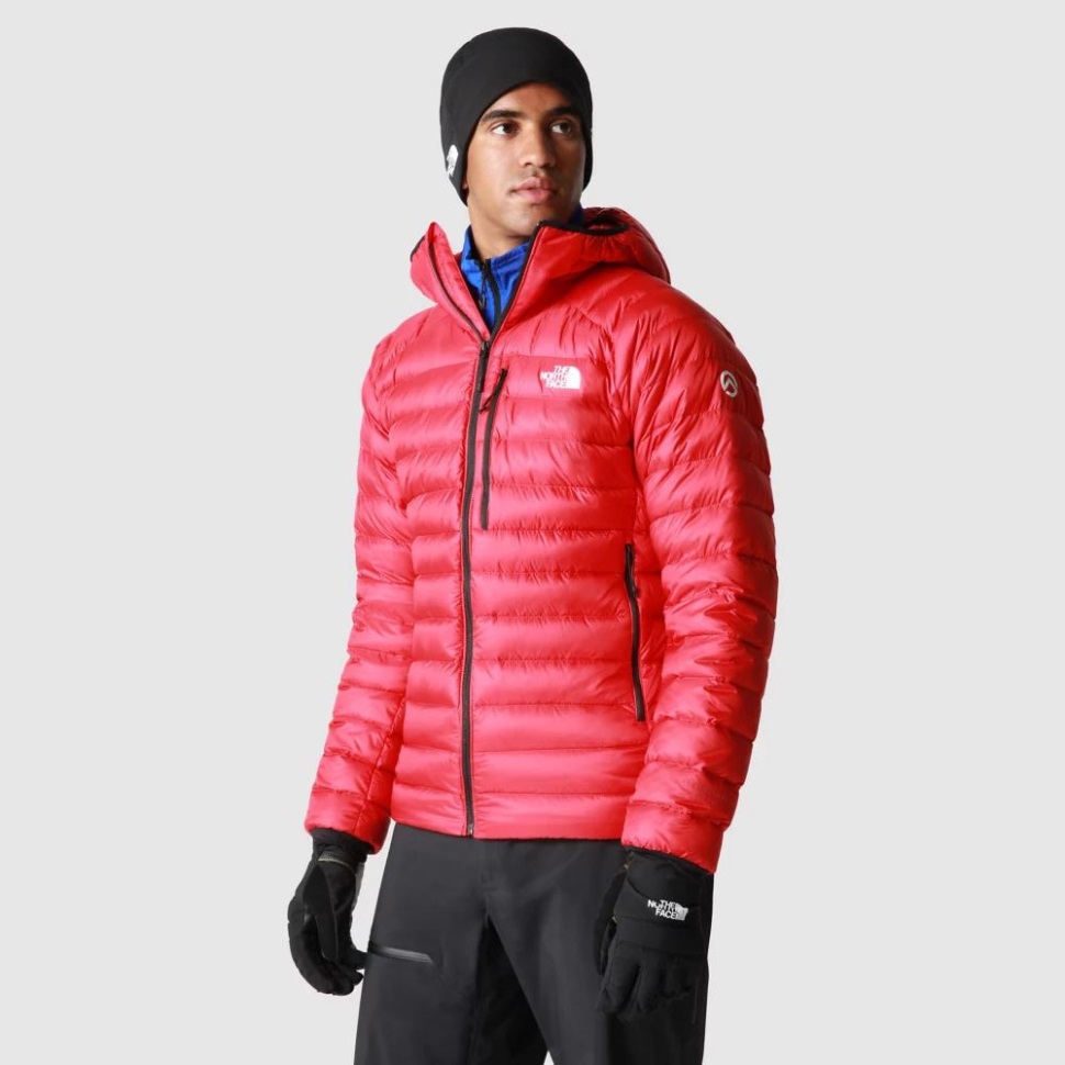 الرجال الوجه الشمالي قمة Breithorn مقنعين أسفل سترة حمراء