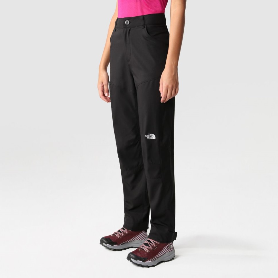 المرأة الرياضية في الهواء الطلق بنطلون دائري أسود الوجه الشمالي