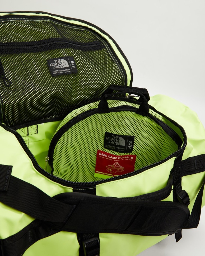 مواجهة الشمال من القماش الخشن في معسكر القاعدة الخضراء