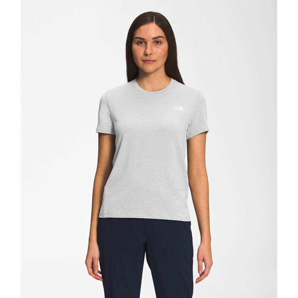 المرأة الرمادية الوجه الشمالي تتجول قصيرة الأكمام أعلى