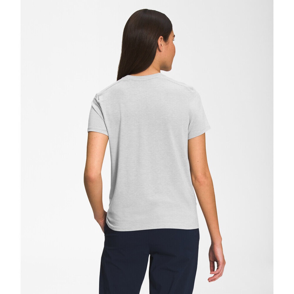 المرأة الرمادية الوجه الشمالي تتجول قصيرة الأكمام أعلى