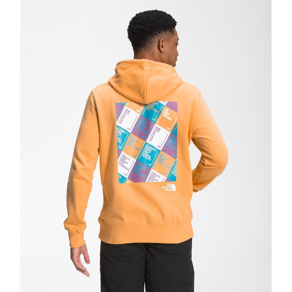 الجدران للجنسين في الوجه الشمالي مخصصة لتسلق السترة ذات القلنسوة ذات اللون البرتقالي