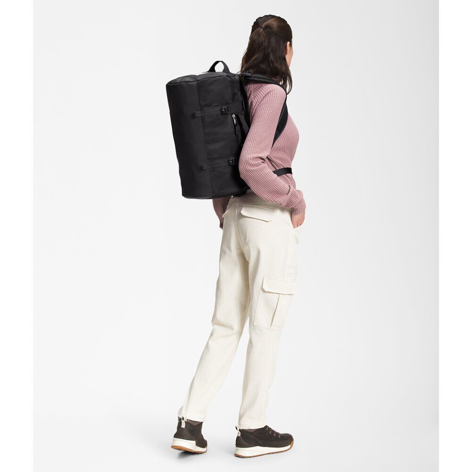 أسود من القماش الخشن في الجهة الشمالية من معسكر القاعدة