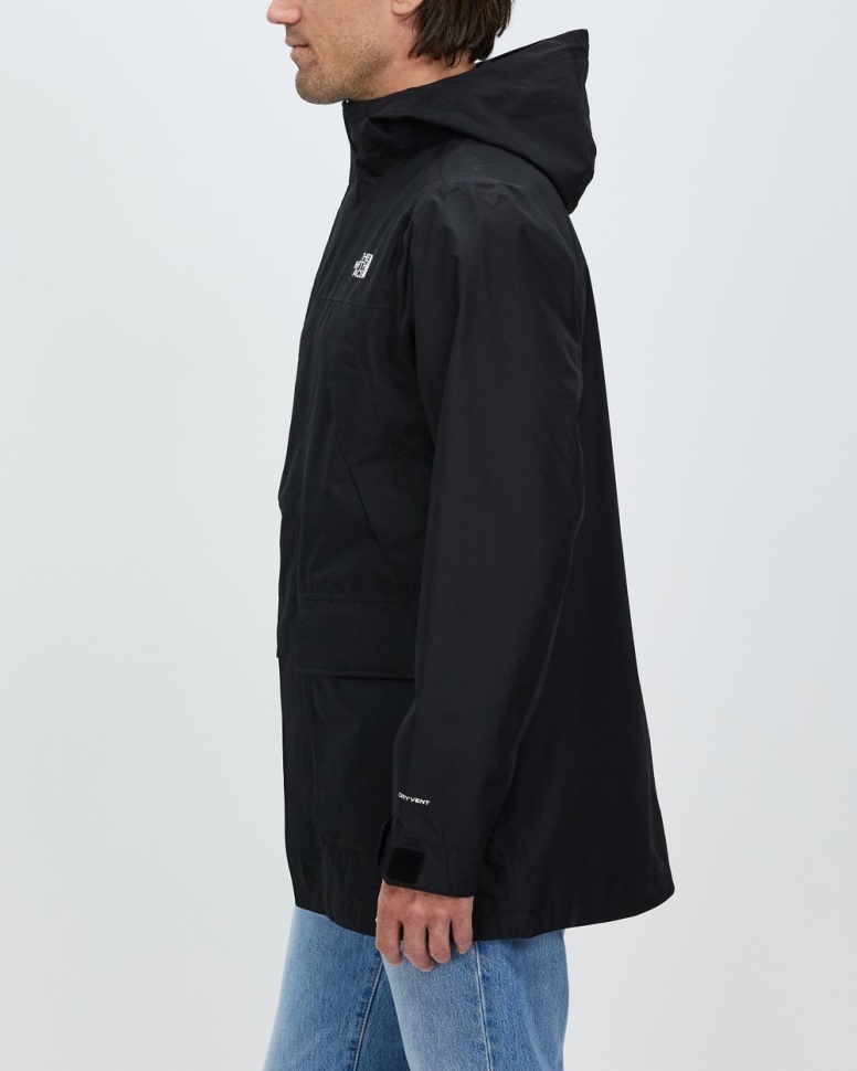 يواجه الشمال سترة مطر سوداء من خشب السرو