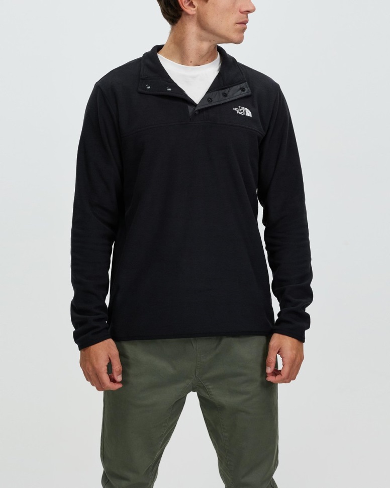 كنزة صوفية سوداء على الرقبة